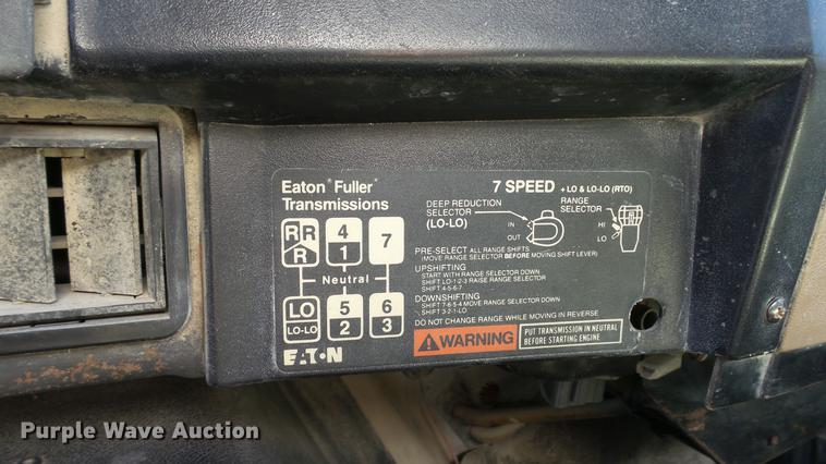 image for item DE4884 1994 International 2574 ready mix truck