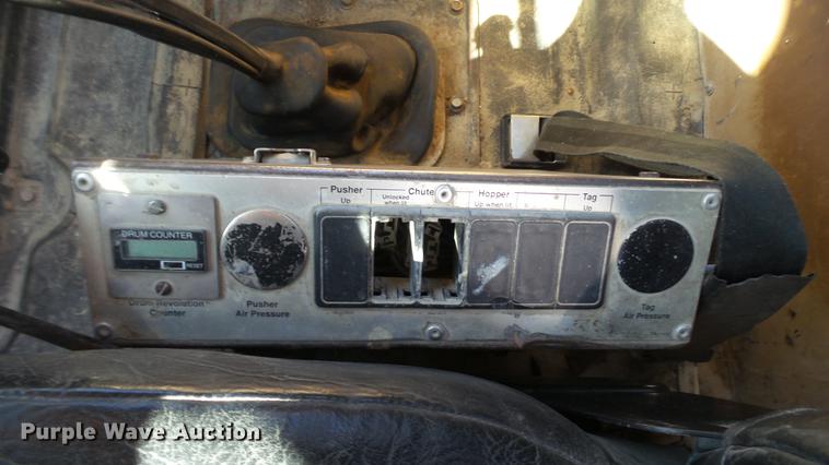 image for item DE4884 1994 International 2574 ready mix truck