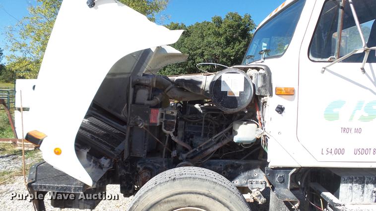 image for item DE4884 1994 International 2574 ready mix truck