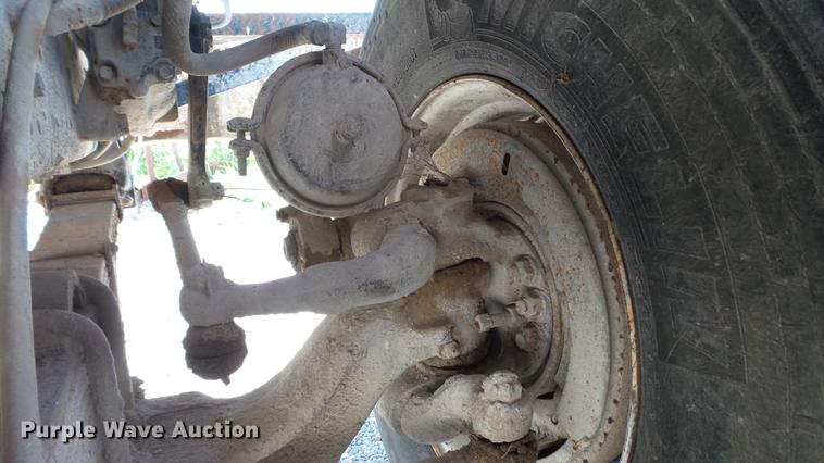 image for item DE4884 1994 International 2574 ready mix truck