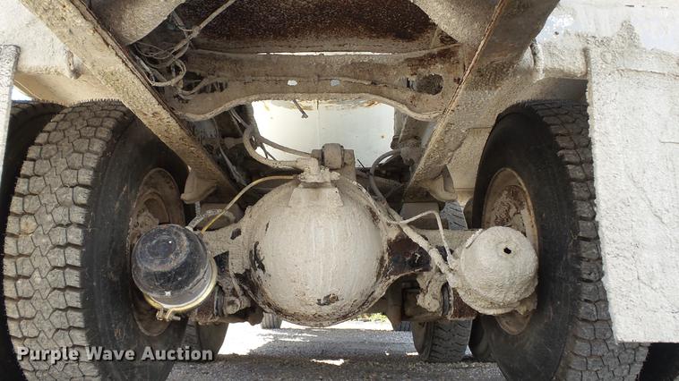 image for item DE4884 1994 International 2574 ready mix truck