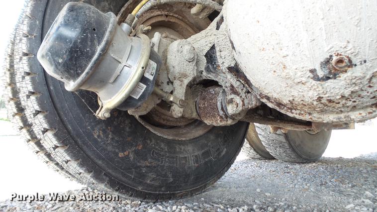 image for item DE4884 1994 International 2574 ready mix truck