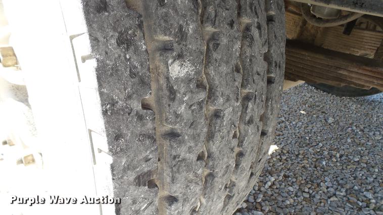 image for item DE4884 1994 International 2574 ready mix truck