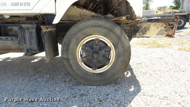 image for item DE4884 1994 International 2574 ready mix truck