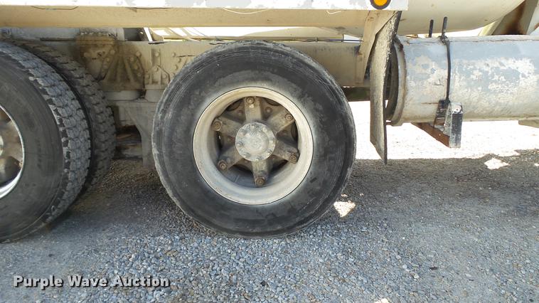 image for item DE4884 1994 International 2574 ready mix truck