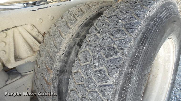 image for item DE4884 1994 International 2574 ready mix truck