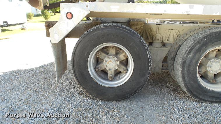 image for item DE4884 1994 International 2574 ready mix truck