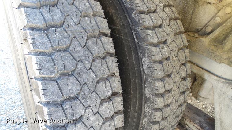 image for item DE4884 1994 International 2574 ready mix truck