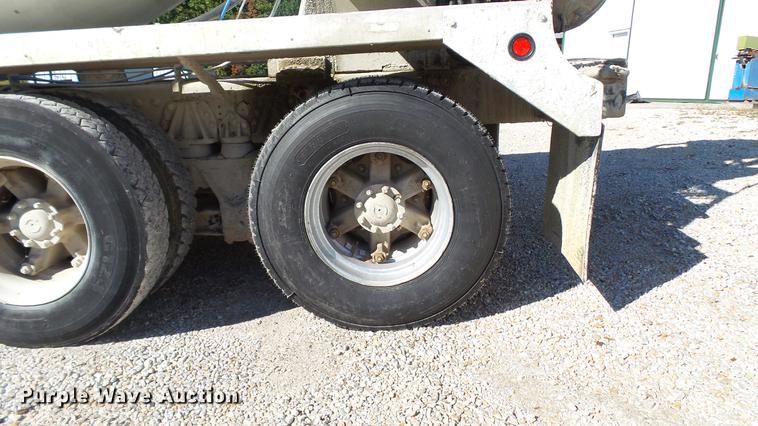 image for item DE4884 1994 International 2574 ready mix truck