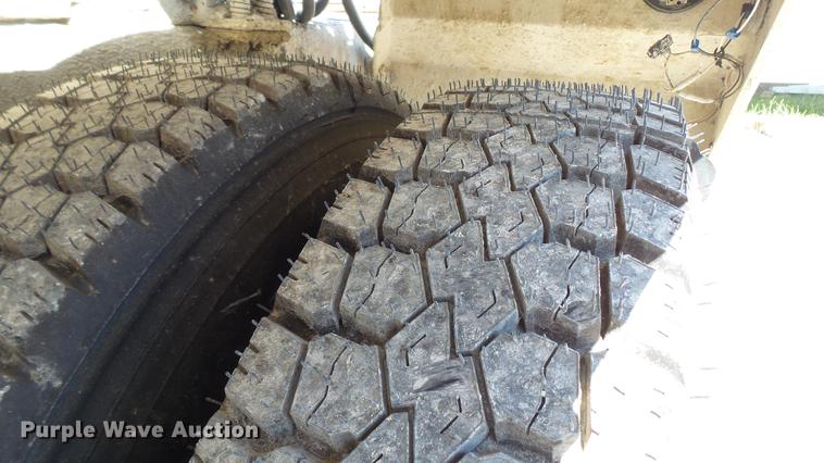 image for item DE4884 1994 International 2574 ready mix truck