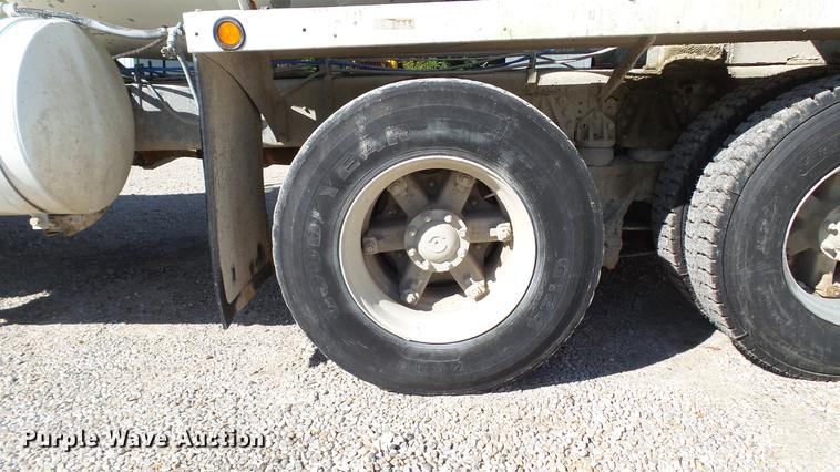 image for item DE4884 1994 International 2574 ready mix truck