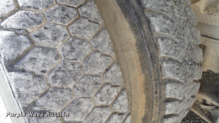 image for item DE4884 1994 International 2574 ready mix truck