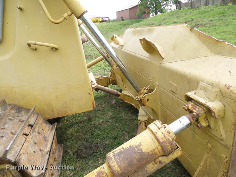 image for item DE5233 1993 Komatsu D65EX-12 dozer