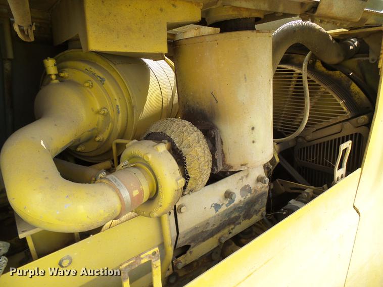 image for item DE5233 1993 Komatsu D65EX-12 dozer