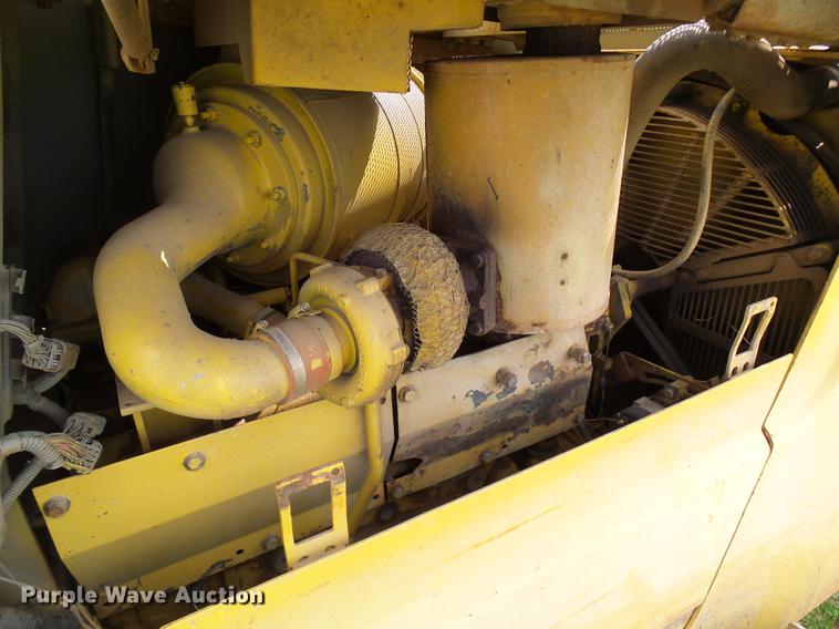 image for item DE5233 1993 Komatsu D65EX-12 dozer