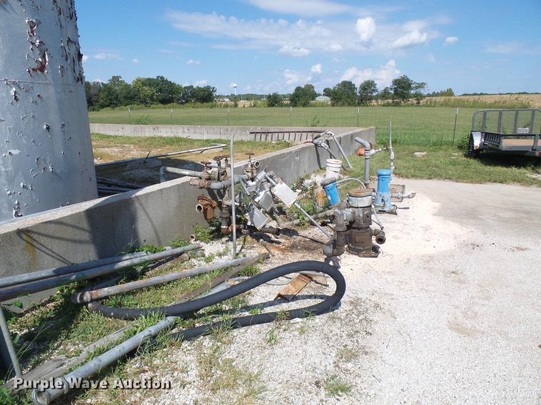 image for item DE5237 Fuel tanks and pumps