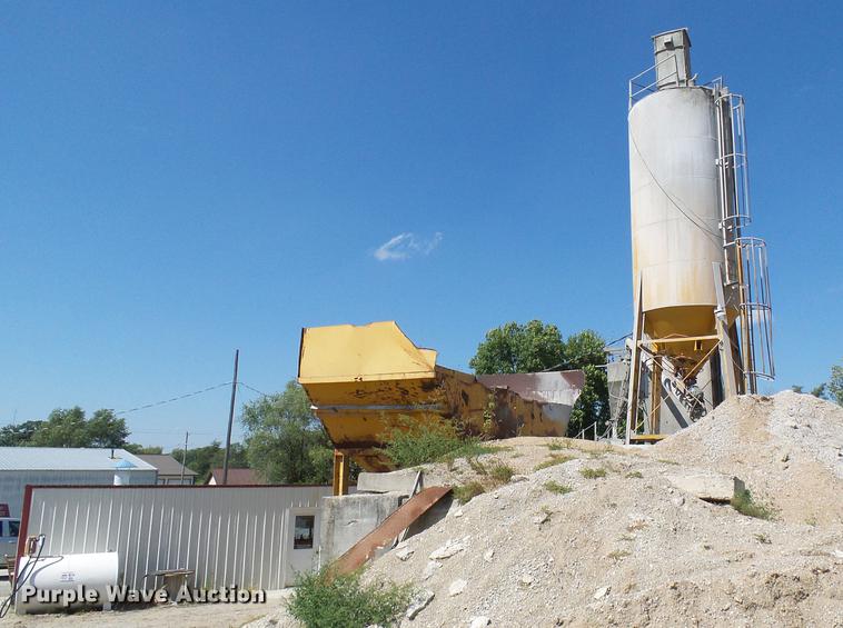 image for item DE5244 Ross 60-7 concrete batch plant with controller center building