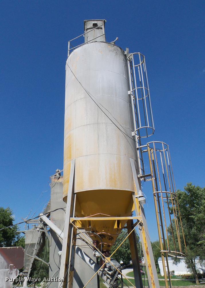 image for item DE5244 Ross 60-7 concrete batch plant with controller center building