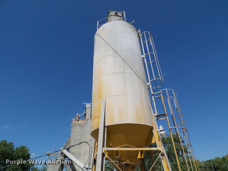 image for item DE5244 Ross 60-7 concrete batch plant with controller center building