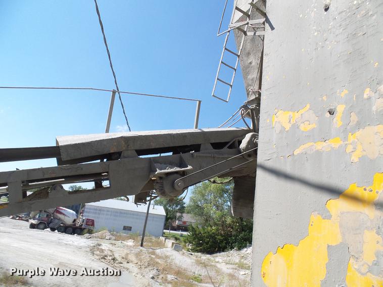 image for item DE5244 Ross 60-7 concrete batch plant with controller center building