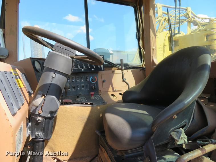 image for item DE6417 Caterpillar 615C water wagon