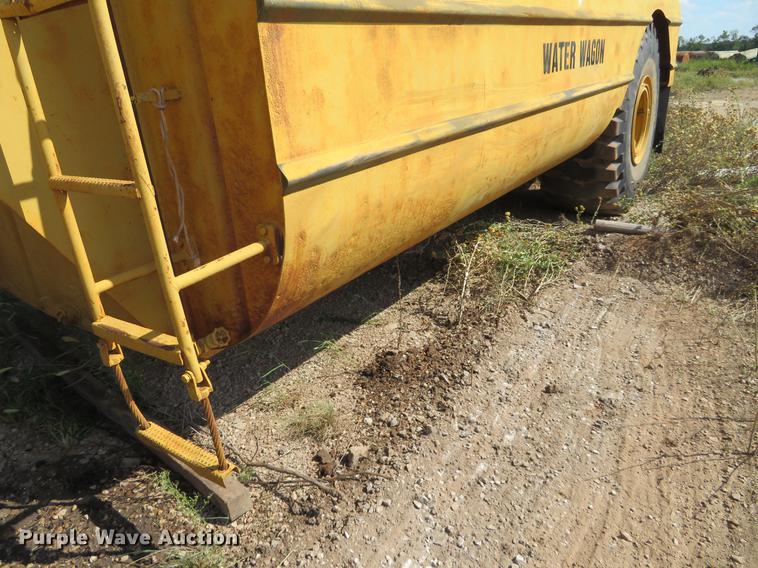 image for item DE6417 Caterpillar 615C water wagon