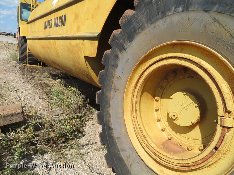 image for item DE6417 Caterpillar 615C water wagon
