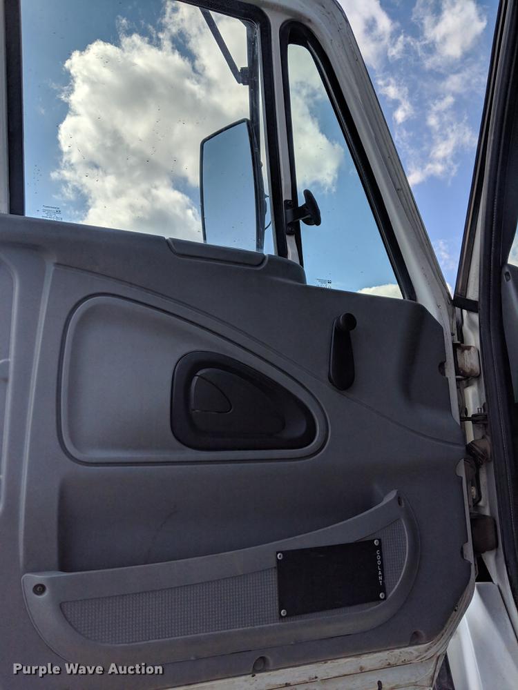 image for item DF1262 2006 International 8600 dump truck