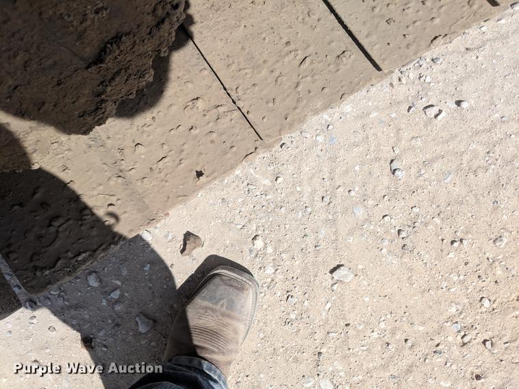 image for item DF1263 1999 John Deere 330 LC excavator