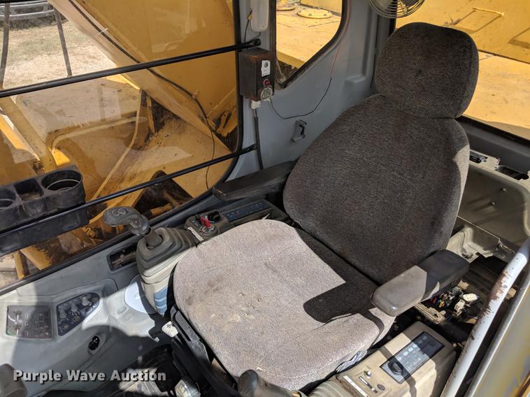 image for item DF1263 1999 John Deere 330 LC excavator