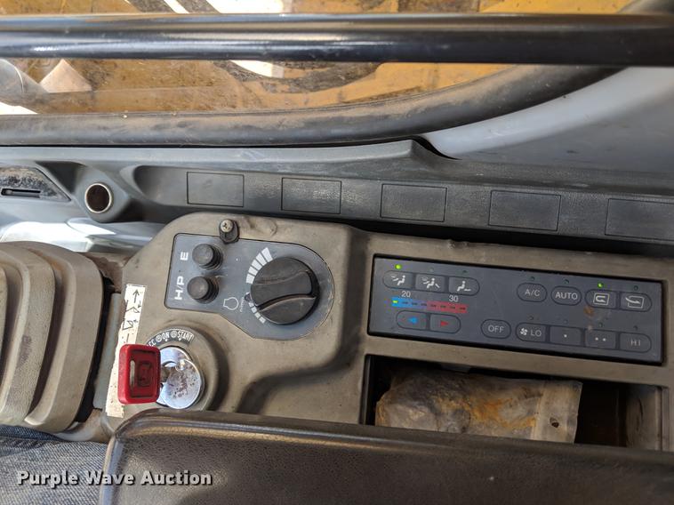 image for item DF1263 1999 John Deere 330 LC excavator