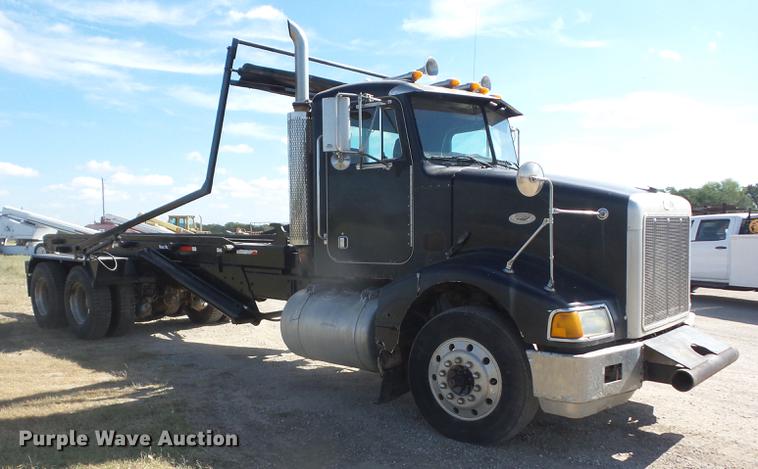 image for item DF1264 1999 Peterbilt 385 roll off container truck