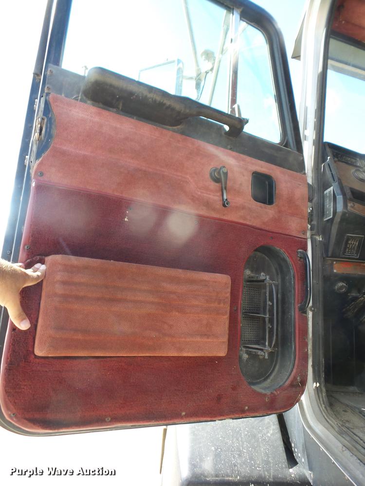 image for item DF1264 1999 Peterbilt 385 roll off container truck