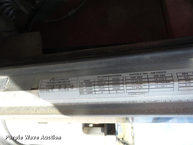 image for item DF1264 1999 Peterbilt 385 roll off container truck