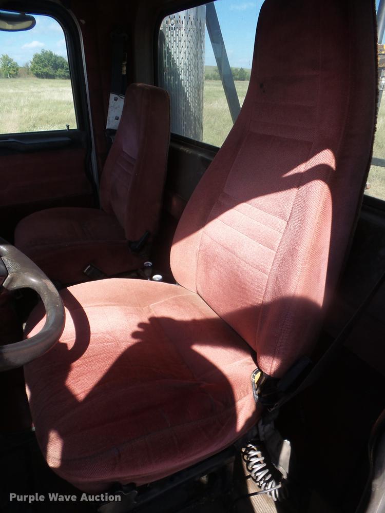 image for item DF1264 1999 Peterbilt 385 roll off container truck