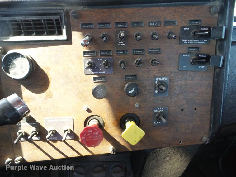 image for item DF1264 1999 Peterbilt 385 roll off container truck