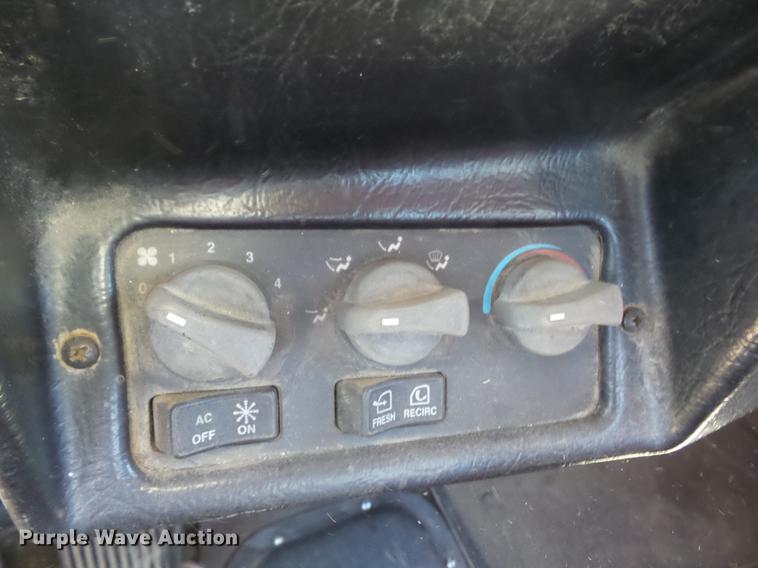 image for item DF1264 1999 Peterbilt 385 roll off container truck