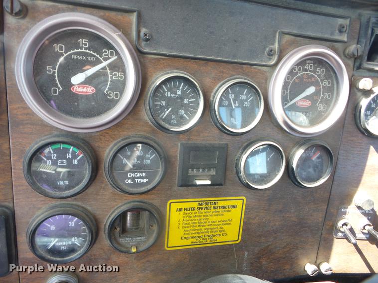 image for item DF1264 1999 Peterbilt 385 roll off container truck