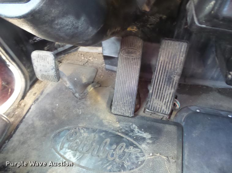 image for item DF1264 1999 Peterbilt 385 roll off container truck