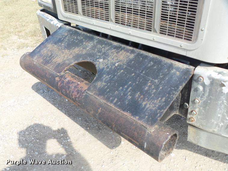 image for item DF1264 1999 Peterbilt 385 roll off container truck