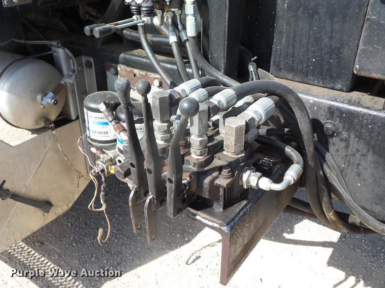 image for item DF1264 1999 Peterbilt 385 roll off container truck