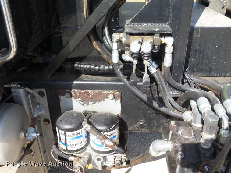 image for item DF1264 1999 Peterbilt 385 roll off container truck