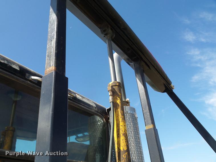 image for item DF1264 1999 Peterbilt 385 roll off container truck