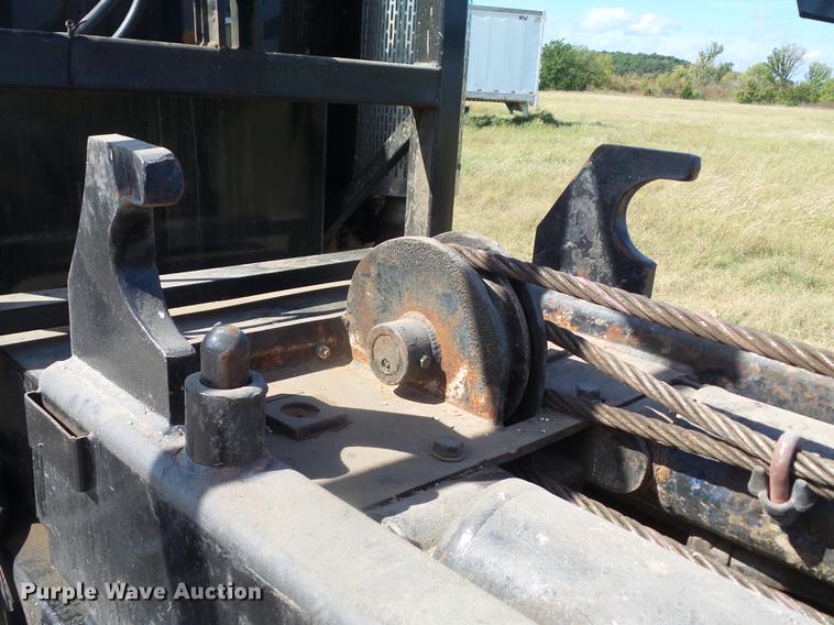 image for item DF1264 1999 Peterbilt 385 roll off container truck