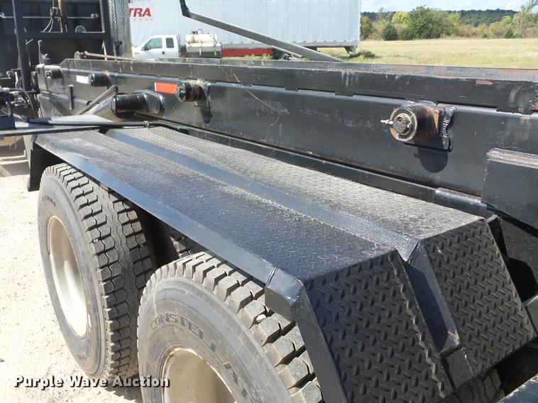 image for item DF1264 1999 Peterbilt 385 roll off container truck