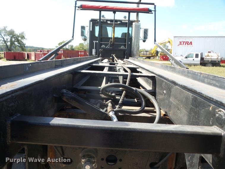 image for item DF1264 1999 Peterbilt 385 roll off container truck