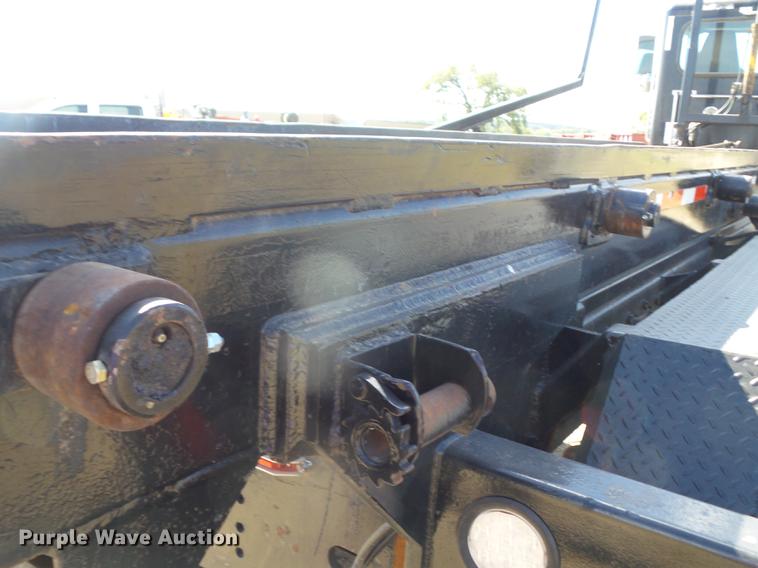 image for item DF1264 1999 Peterbilt 385 roll off container truck