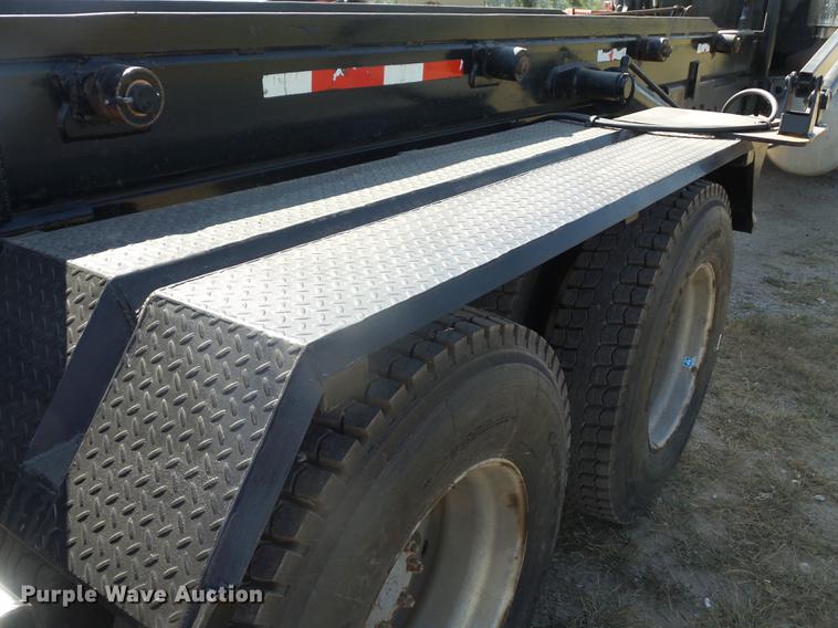 image for item DF1264 1999 Peterbilt 385 roll off container truck