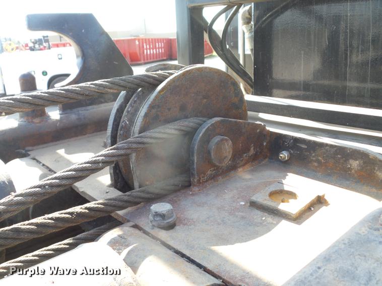 image for item DF1264 1999 Peterbilt 385 roll off container truck