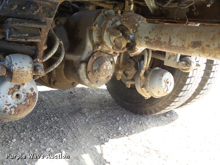 image for item DF1264 1999 Peterbilt 385 roll off container truck